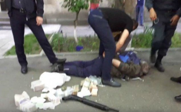 Ermənistanda polis polkovniki banka hücum etdi – VİDEO