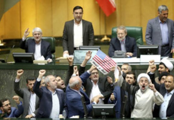 İran parlamentində ABŞ bayrağı və nüvə sazişi yandırıldı - Video