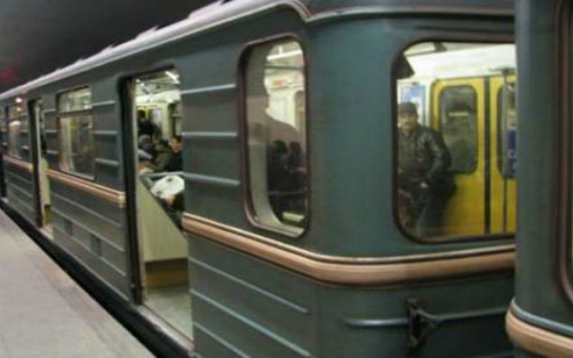 Bakı metrosunda həyəcan: 2 yaşlı uşağı son anda xilas etdilər