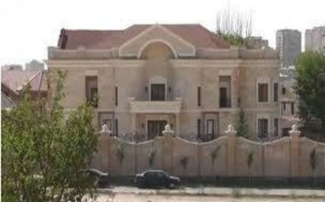 Ermənistanın keçmiş müdafiə naziri Yerevandakı villasını sökdürür