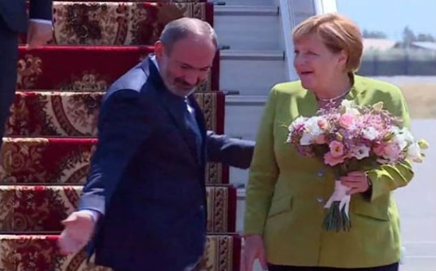 Angela Merkel Ermənistanda işgüzar səfərdədir