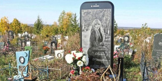 Ölən qıza “iPhone” başdaşı qoyuldu - Foto