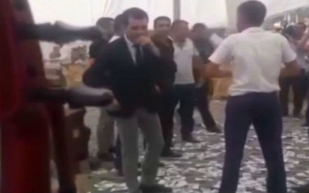 Azərbaycanlı müğənninin başına toyda 