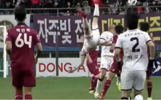 Cənubi Koreyada futbolçu oyun zamanı yıxılaraq boynunu qırıb - VİDEO