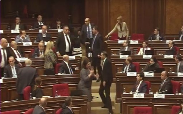 Ermənistan parlamentində deputatlar arasında dava düşüb - VİDEO
