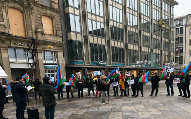 Azərbaycanlılar Almaniyada aksiya keçirdi – FOTO