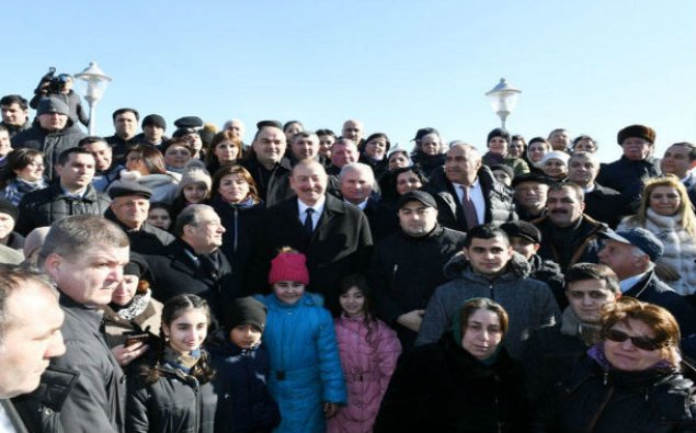 Prezident Sumqayıtın dənizkənarı bulvarında şəhərin sakinləri ilə görüşdü – FOTO