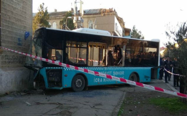 Sumqayıtda avtobus binaya çırpıldı: 20-dən çox yaralı var