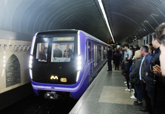 Bakı metrosunda HADİSƏ - Qızın ürəyi getdi