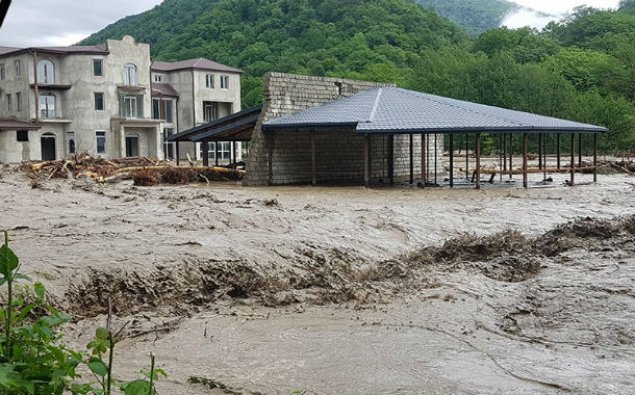 Güclü yağış Gürcüstanda kəndi su altında qoyub