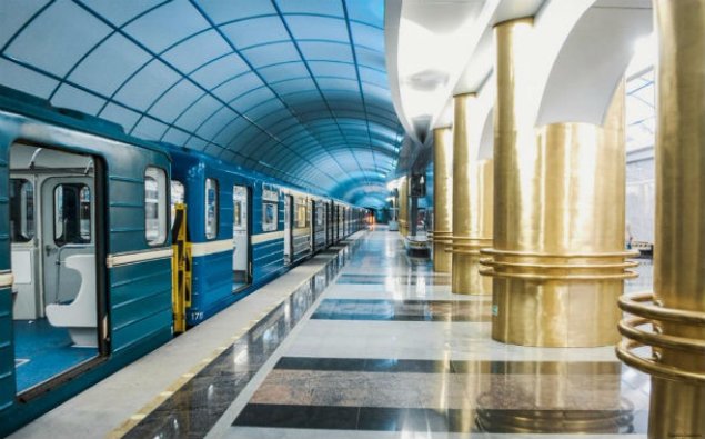 Bakı metrosunda 54 yaşlı qadın özünü qatarın altına atıb