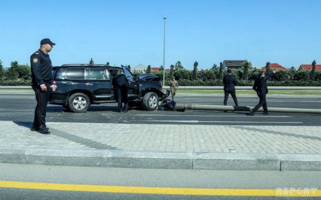 Bakıda avtomobil işıq dirəyini yerindən qopardı - FOTO