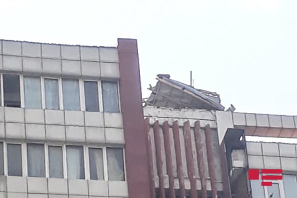 Güclü külək binanın damını uçurub – FOTO