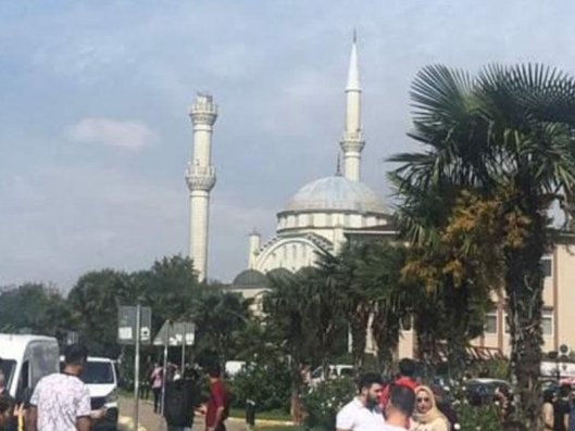 İstanbulda zəlzələ məscidin minarəsini dağıtdı - VİDEO
