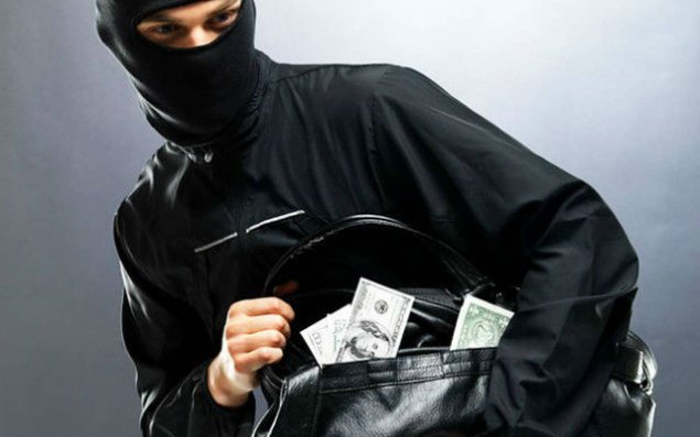 Bakıda mənzildən 5150 dollar və 800 manat oğurlanıb