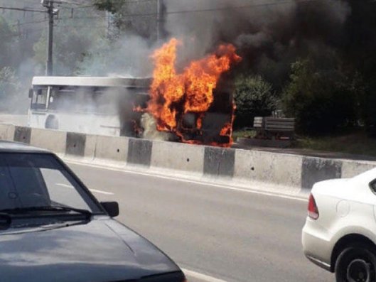 İranda azərbaycanlıları ziyarətə aparan avtobus yandı