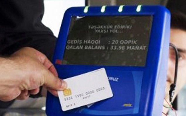 Bakıda avtobus dayanacaqlarında 