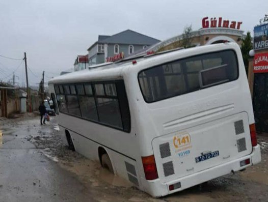 Xırdalanda sərnişin avtobusu yeni qazılmış yolda batıb - FOTO