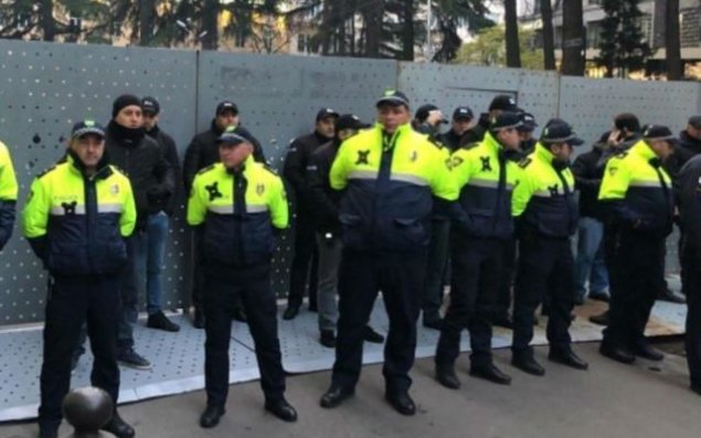 Gürcüstan polisi parlamentə aparan yolları bağlayıb