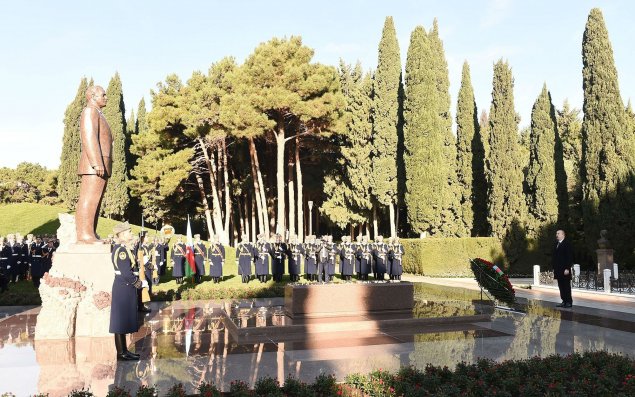 Prezident İlham Əliyev ümummilli lider Heydər Əliyevin məzarını ziyarət edib – FOTO