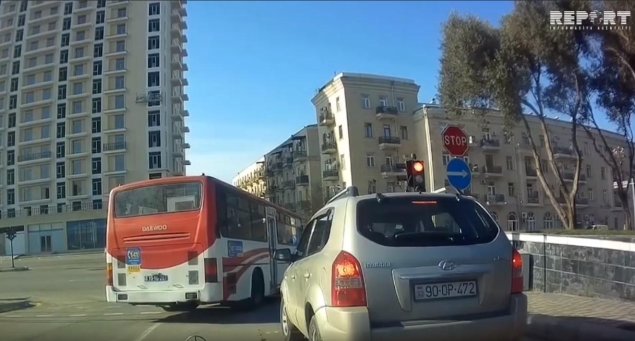 Bakıda avtobus sürücüsü əks istiqamətdə qırmızı işıqdan keçib - VİDEO