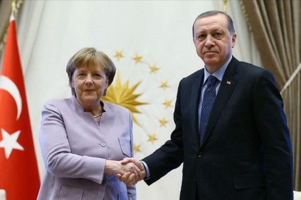 Angela Merkel İstanbula səfər edib