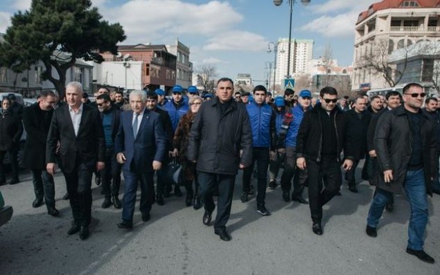 Seçicilər Ülvi Quliyevi izdihamla qarşıladı