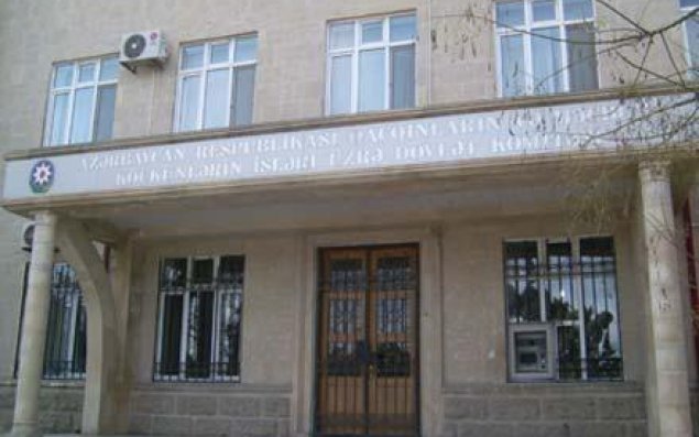 Dövlət Komitəsi 70-dən çox məcburi köçkün ailəsini məhkəməyə verdi