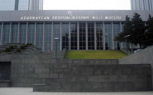 Milli Məclisdə deputatların adlarını göstərən lövhələr söküldü