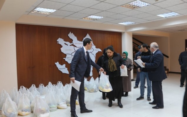 Nəsimi rayonunda imkansız ailələrə bayram payları təqdim olundu – FOTO