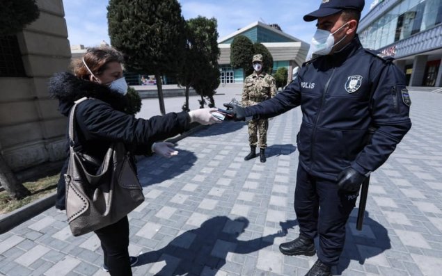 Bakıda avtomobillərin sürücüləri və sərnişinləri yoxlanılır    - FOTO