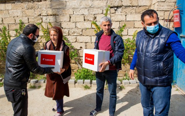 Bakcell Binədə yaşayan aztəminatlı ailələrə ərzaq yardımı edib   - FOTO