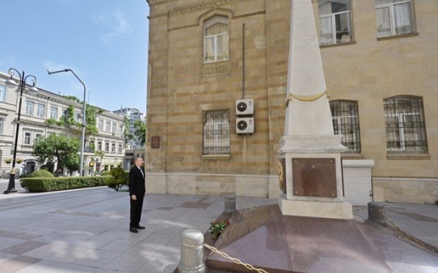 Prezident İlham Əliyev Azərbaycan Xalq Cümhuriyyətinin şərəfinə ucaldılmış abidəni ziyarət edib