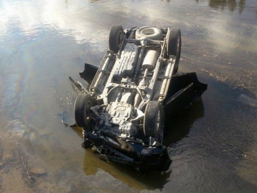 Salyanda avtomobil kanala aşıb, iki nəfər ölüb 