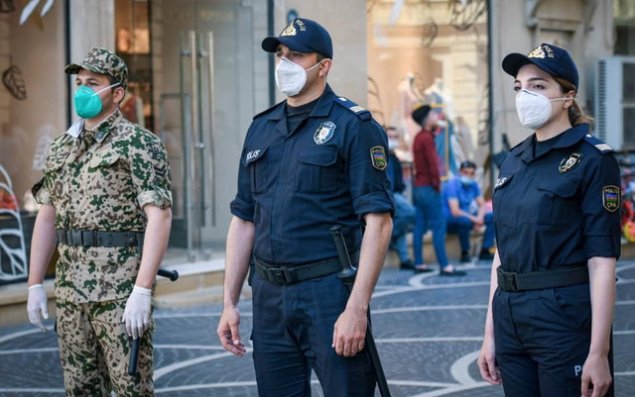 Bakıda polis karantin rejimini pozanları cərimələyir 