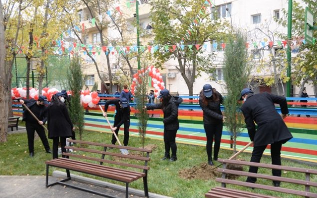 Nəsimi rayonunda növbəti abad həyət sakinlərin istifadəsinə verildi — FOTOLAR