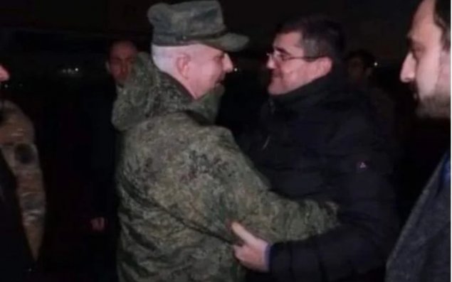 Terrorçunu bağrına basan sülhməramlı — VİDEO