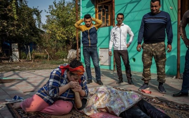 “Şəhid qardaşının əlini öpən bacı” ilin fotolarından oldu - FOTOLAR