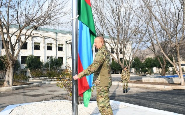Dövlət başçısı azad edilmiş ərazilərdə Azərbaycan bayrağını ucaltdı - VİDEO