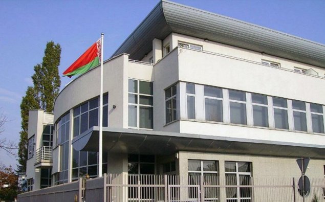 Polşa xüsusi xidmət orqanları belaruslu diplomata ev və pul təklif edib