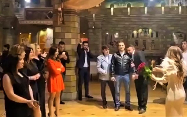 Bakıda gənclərin məşhur restoranda əyləncə görüntüləri yayıldı - VİDEO