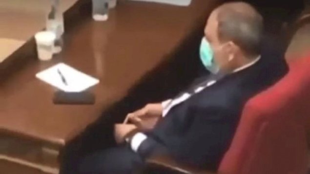 Paşinyan parlamentin iclasında təsbeh çevirdi – Video
