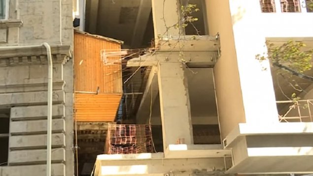 Bakıda qeyri-adi hadisə: Binanın balkonu yeni tikilən digər binanın içərisində qaldı (VİDEO)