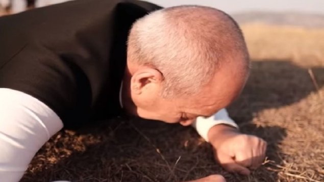 Rasim Balayev Cıdır düzündə torpağı öpüb qucaqladı (VİDEO)