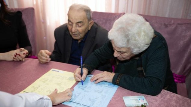 Bakıda 87 yaşlı kişi 78 yaşlı qadınla evləndi (FOTO)
