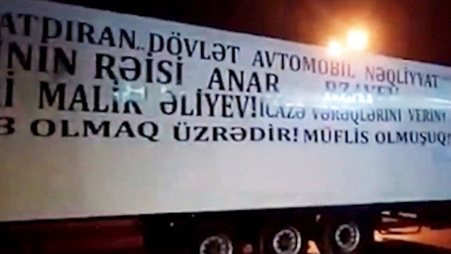 Bakıda aksiya: Etiraz etdikləri məmurların adını maşınlara yazdılar (FOTO/VİDEO/YENİLƏNİB)