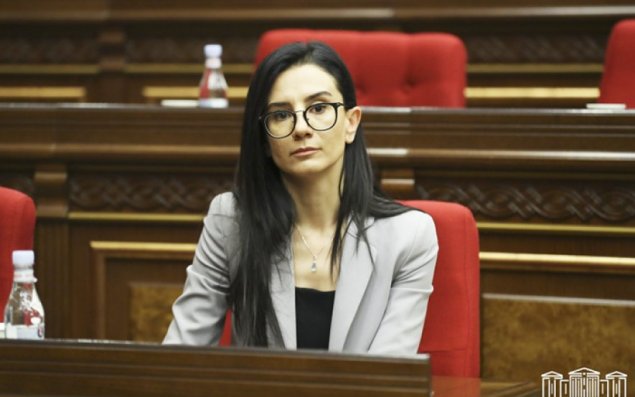 Paşinyan qadın köməkçisini vəzifədən azad etdi