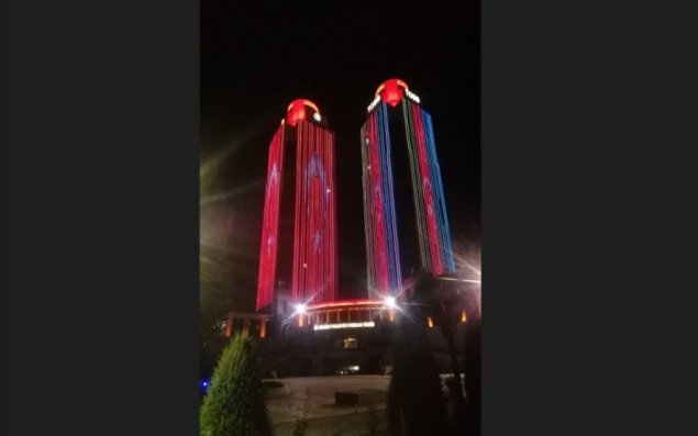 Ankaranın məşhur binası Azərbaycan bayrağına büründü