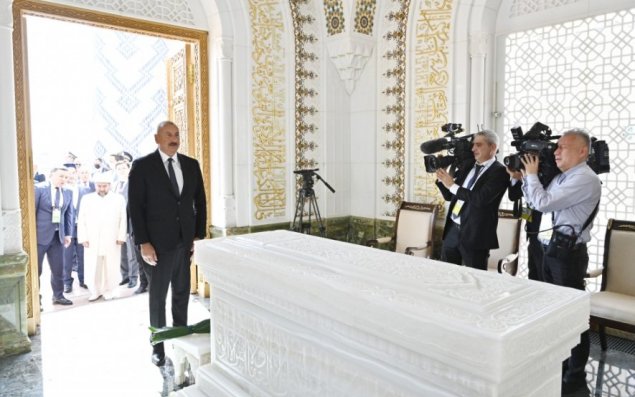 Prezident İslam Kərimovun məqbərəsini ziyarət etdi - FOTO
