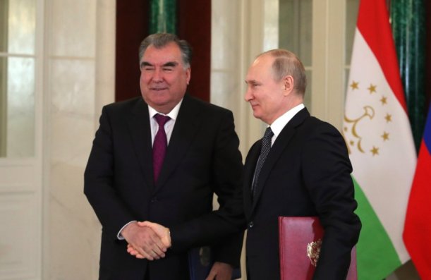 Putin Tacikistan liderini təltif etdi 